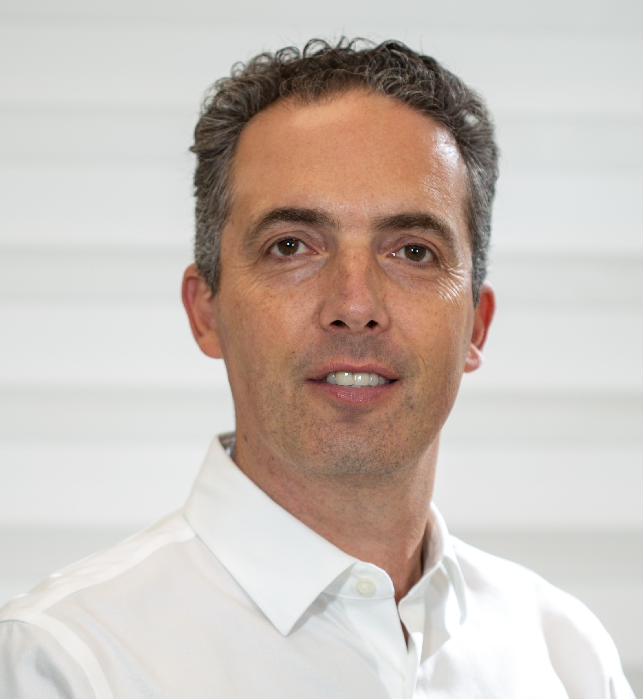 פרופ' יואב גרונוביץ מומחה בכירורגיה פלסטית ואסתטית